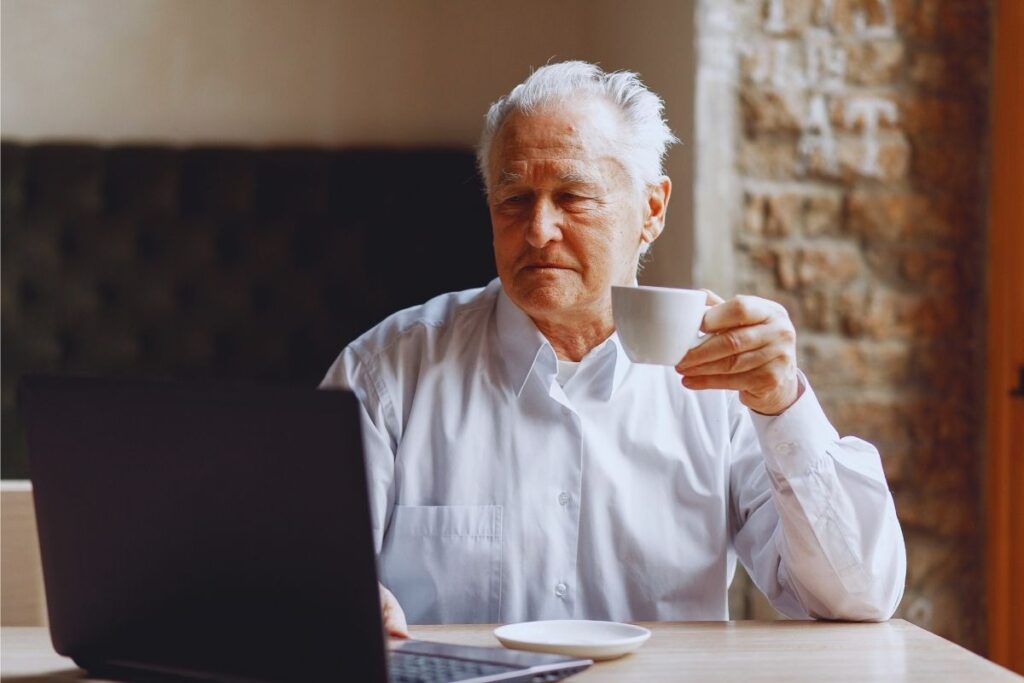 dziadek korzystający z komputera, smart senior