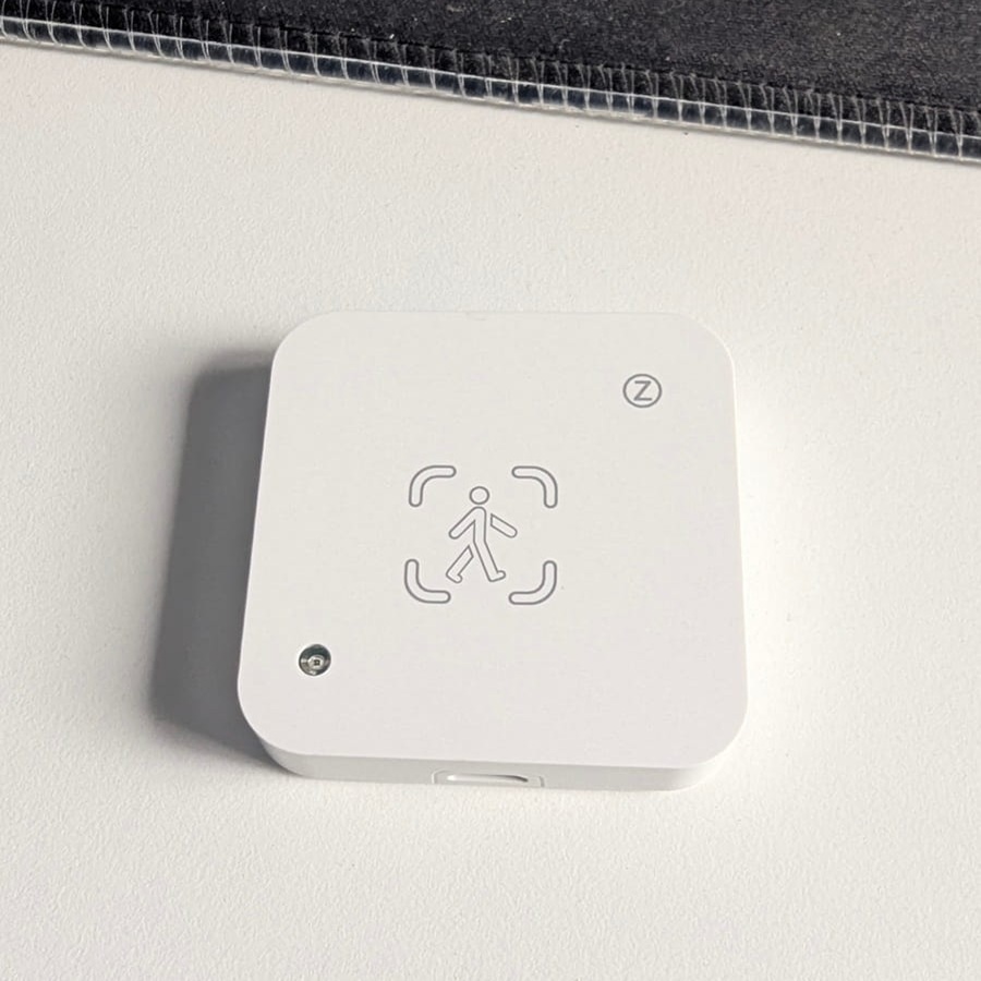 czujnik obecności zigbee pokazany na stole