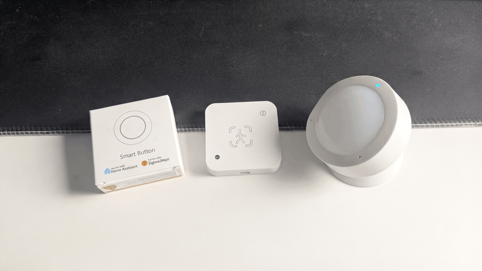 Czujnik obecności mmWave vs czujnik ruchu PIR. Dlaczego Twój Smart Home gasi światło, gdy czytasz?