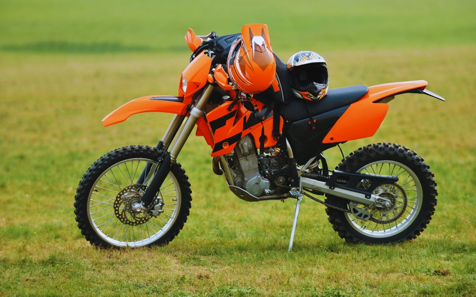 Chińskie Dirt Bike'i i Enduro (Kayo, MRF, Barton) – czy warto i co trzeba poprawić od razu po zakupie?