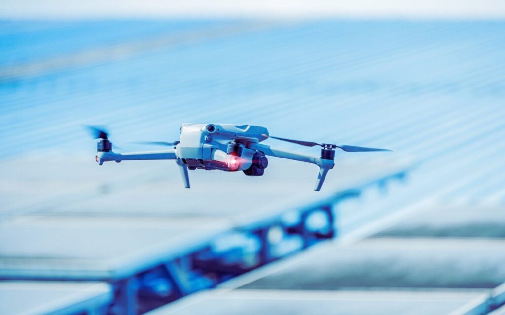 dron w powietrzu
