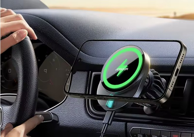 magsafe w aucie podpięty telefon na uchwycie
