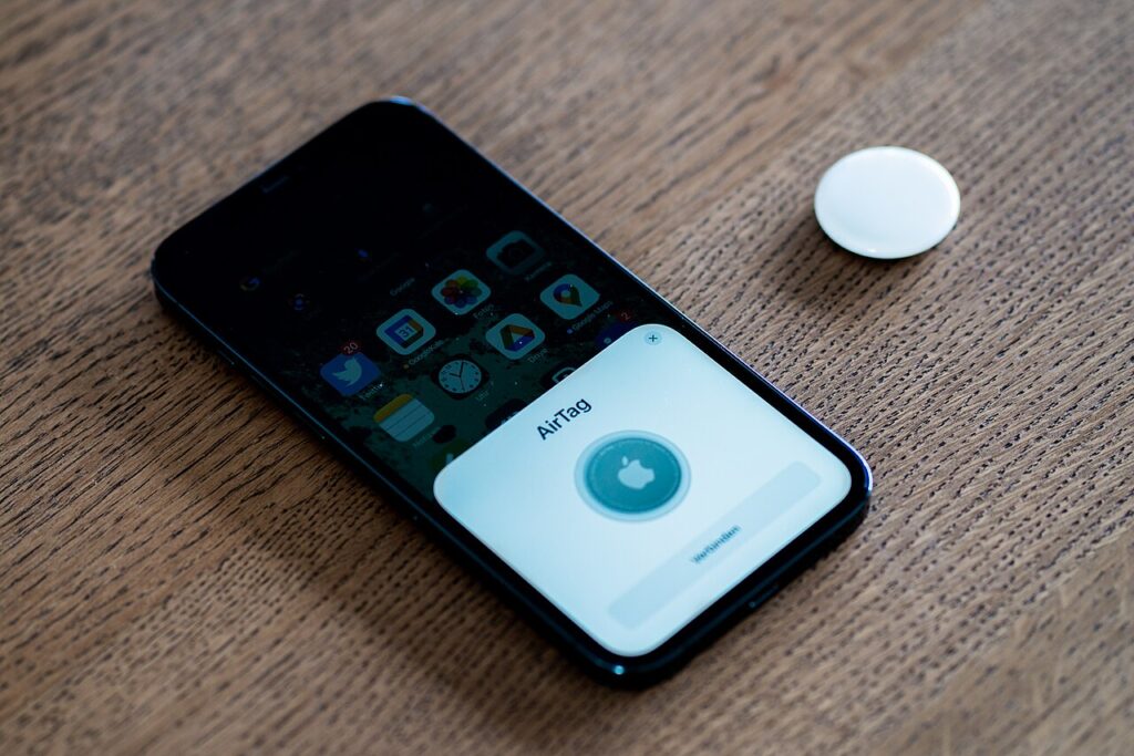 apple air tag i telefon iphone